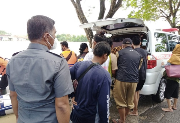 Dramatis, Evakuasi Jenazah Warga Bekasi Terjang Banjir Pakai Perahu Karet