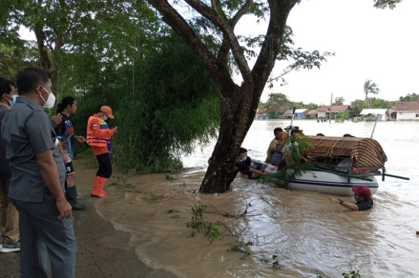 Dramatis, Evakuasi Jenazah Warga Bekasi Terjang Banjir Pakai Perahu Karet