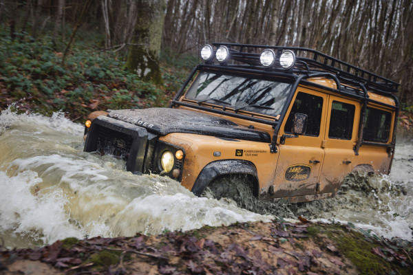 Land Rover Bangkitkan Kembali Pesona Land Rover Defender Camel Trophy