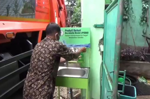Warga Duren Sawit Gelar Pernikahan di Tempat Daur Ulang Sampah