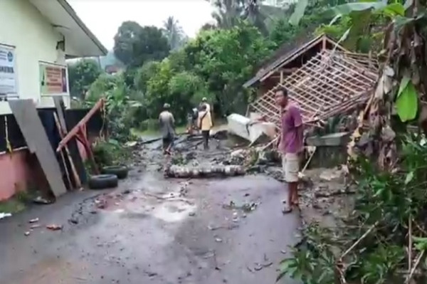 1 Sekolah Ambruk, 7 Rumah Rusak Akibat Pergerakan Tanah di Cibalong Tasikmalaya