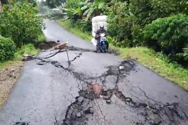 1 Sekolah Ambruk, 7 Rumah Rusak Akibat Pergerakan Tanah di Cibalong Tasikmalaya