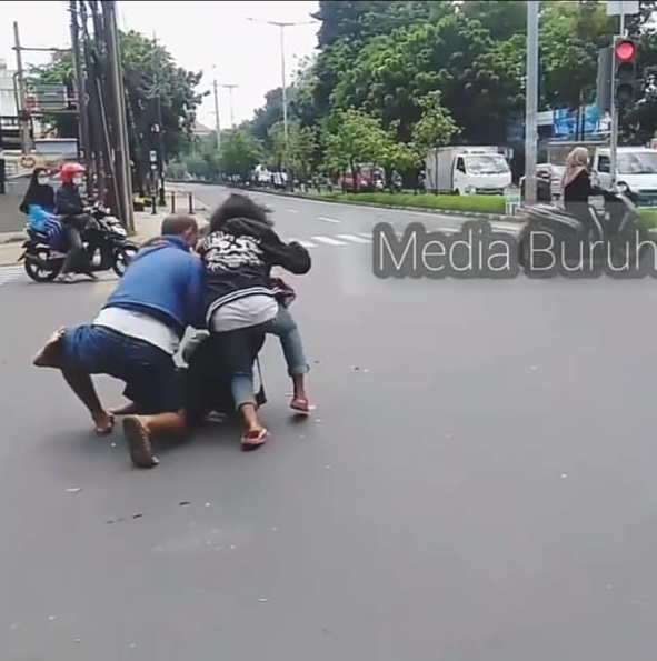 Mirip Petarung UFC, Pemotor vs Pengamen Duel di Perempatan Buaran