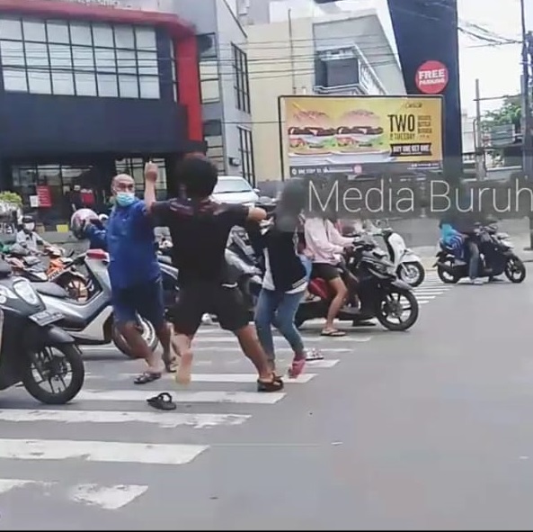 Mirip Petarung UFC, Pemotor vs Pengamen Duel di Perempatan Buaran