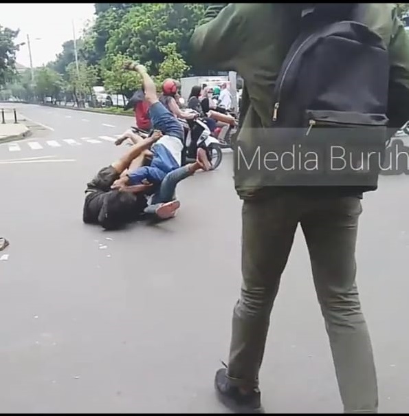 Mirip Petarung UFC, Pemotor vs Pengamen Duel di Perempatan Buaran