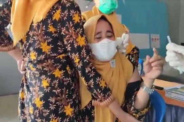 Dokter Cantik Kepala Puskesmas Ini Histeris saat Hendak Divaksin COVID-19