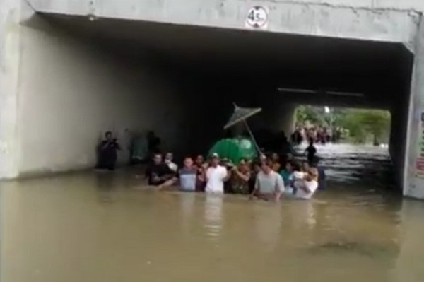Warga di Jombang Terobos Banjir sambil Pikul Jenazah untuk Memakamkan yang Meninggal Dunia
