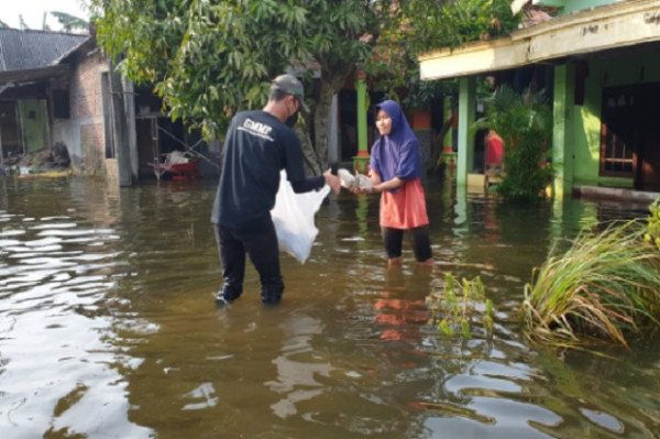 Peduli Kemanusiaan, GMMP Demak Terobos Banjir demi Serahkan Bantuan