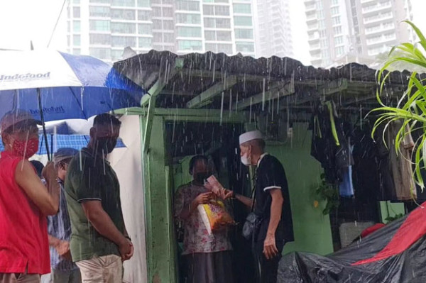 Beri Bantuan di Kemang, Habib Hasan Mulachela Lihat Ketimpangan antara si Miskin dan Kaya