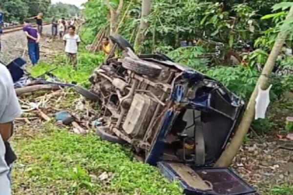 Mobil Keluarga Mendadak Mati Mesin saat KA Dhoho Lewat, 1 Penumpang Tewas
