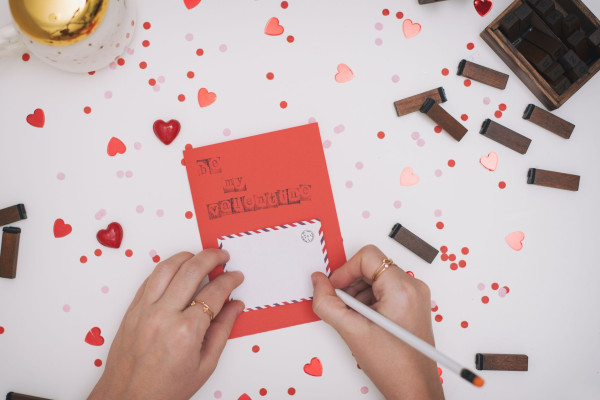 7 Cara Menulis Surat Cinta yang Efektif Menurut Ahli