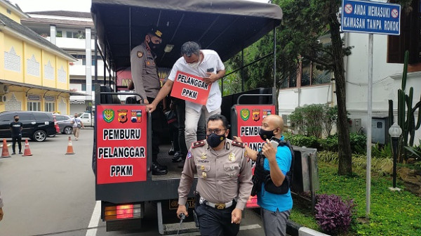 Diangkut Truk Pemburu Pelanggar PPKM, Ini Tampang Pengendara Moge yang Lolos Ganjil Genap di Bogor