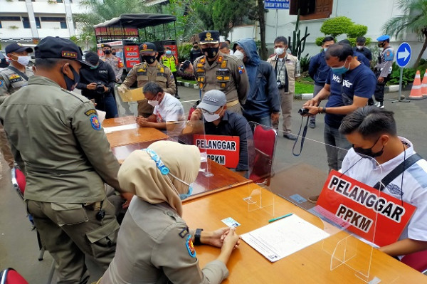 Diangkut Truk Pemburu Pelanggar PPKM, Ini Tampang Pengendara Moge yang Lolos Ganjil Genap di Bogor