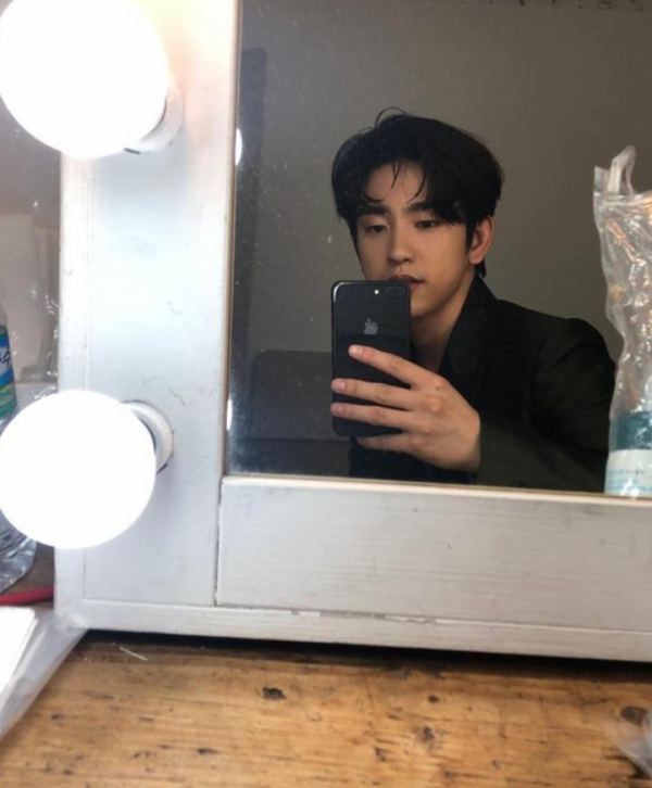 5 Idol K-Pop dengan Kisah Cinta Pertama Menyedihkan, dari Member EXO hingga SEVENTEEN