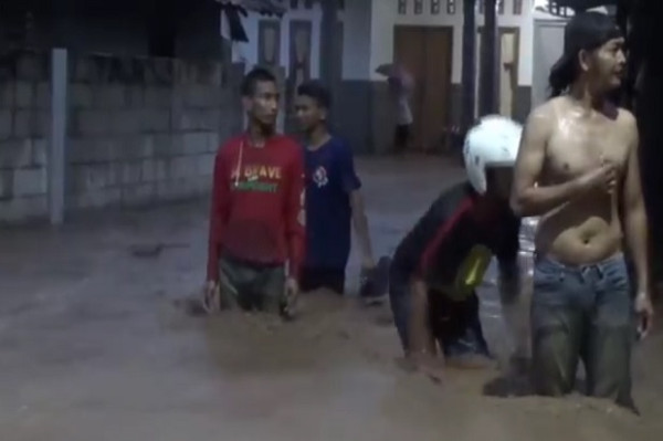 Banjir Bandang Terjang 8 Wilayah di Nganjuk, Puluhan Warga Dievakuasi