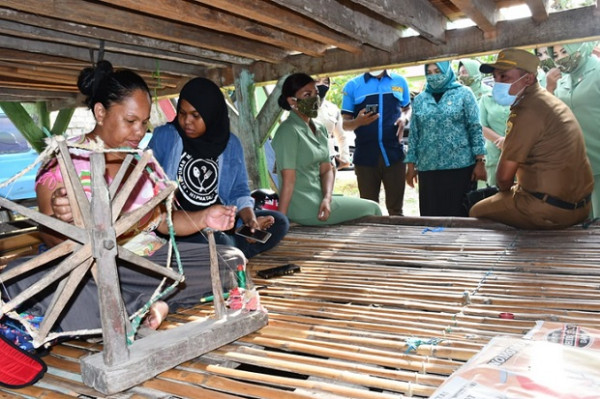 Peduli Penenun Lokal, Mayjen TNI Andi Sumangerukka Bagikan Paket Bantuan di Buton
