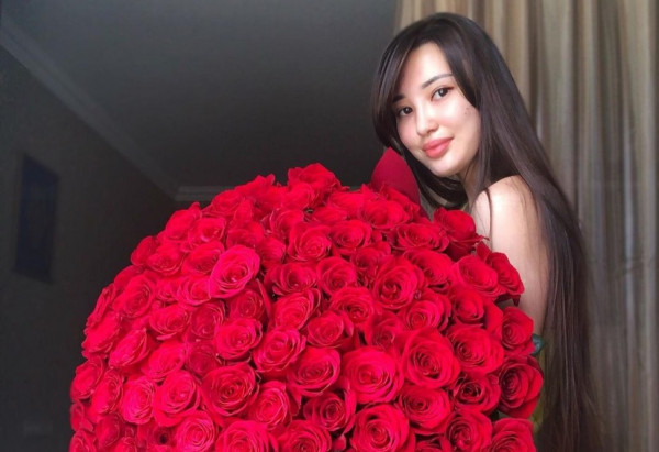 Buket Bunga Bikin Alica Schmidt dan Sabina Altynbekova Makin Cantik