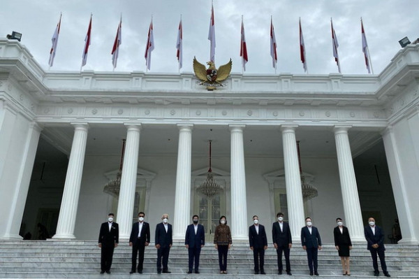 Posting Foto Bareng Direksi LPI dan Jokowi, Sri Mulyani: Selamat Bekerja secara Amanah