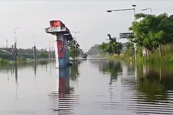 Banjir Jalan Raya Porong Sidoarjo Meluas Ancam Jalur Kereta Api