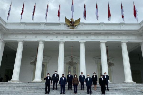 Posting Foto Bareng Direksi LPI dan Jokowi, Sri Mulyani: Selamat Bekerja secara Amanah