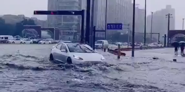 Tesla Jangan Sembarangan Nerobos Banjir, Garansi Baterai Hangus