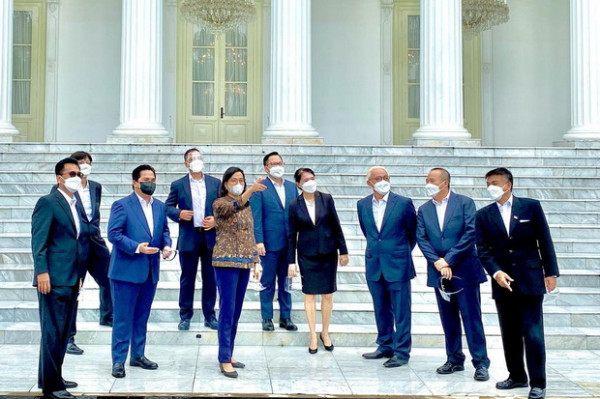 Posting Foto Bareng Direksi LPI dan Jokowi, Sri Mulyani: Selamat Bekerja secara Amanah