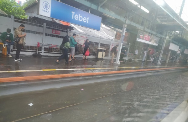 Banjir di Stasiun Tebet Surut, Masih Terjadi Antrean Perjalanan KRL Lintas Manggarai-Bogor PP