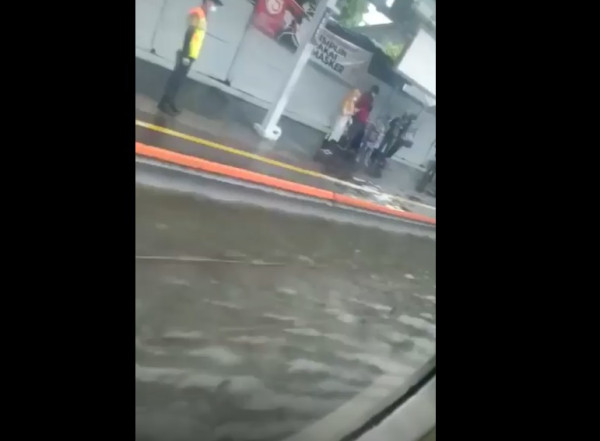Jalur Rel Kereta di Stasiun Tebet Terendam Banjir, Perjalanan KRL Commuter Line Terganggu