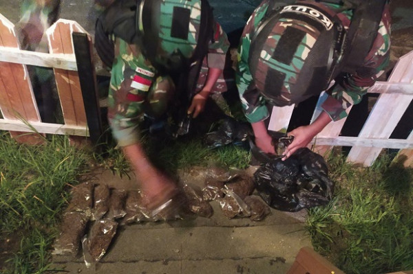 Di Tengah Konflik Papua, Prajurit Kostrad Gagalkan Penyelundupan Ganja Antar Negara