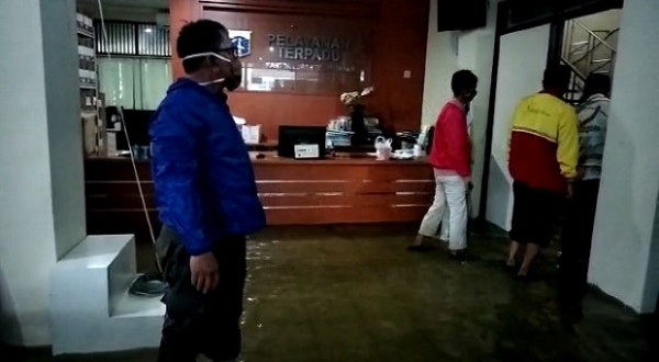 Hujan Deras, Kantor Kelurahan Tegal Parang dan Kemang Utara IX Terendam Banjir