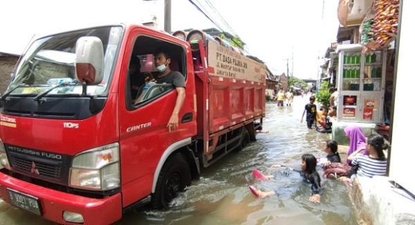 Banjir Rendam Kapuk Muara sejak Kamis, Warga: Sangat Terganggu, Cari Duit Susah