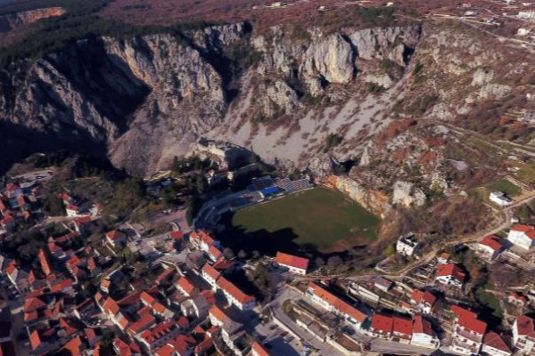 10 Stadion Sepak Bola Teraneh di Dunia: Kastil sampai Jalur Kereta