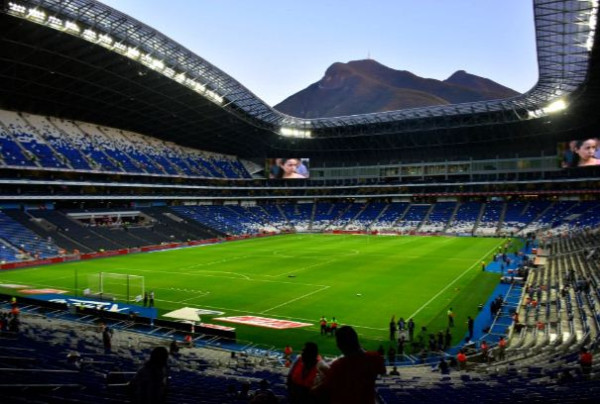 10 Stadion Sepak Bola Teraneh di Dunia: Kastil sampai Jalur Kereta