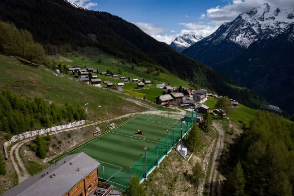 10 Stadion Sepak Bola Teraneh di Dunia: Kastil sampai Jalur Kereta