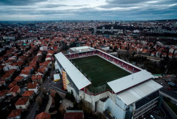 10 Stadion Sepak Bola Teraneh di Dunia: Kastil sampai Jalur Kereta