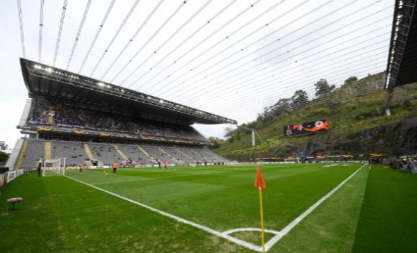10 Stadion Sepak Bola Teraneh di Dunia: Kastil sampai Jalur Kereta