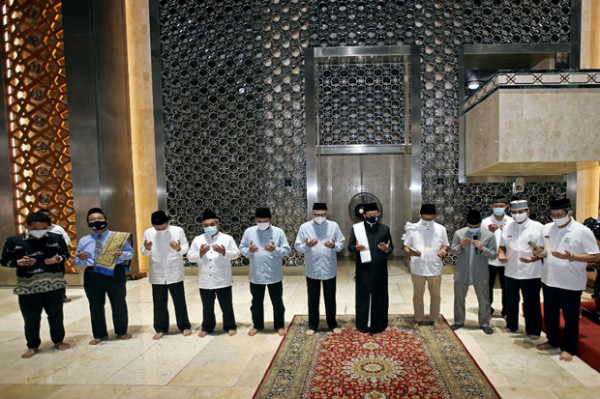 Peringati Milad Ke-43 Masjid Istiqlal, Yayasan Muslim Sinar Mas Wakafkan Ribuan Mushaf Alquran