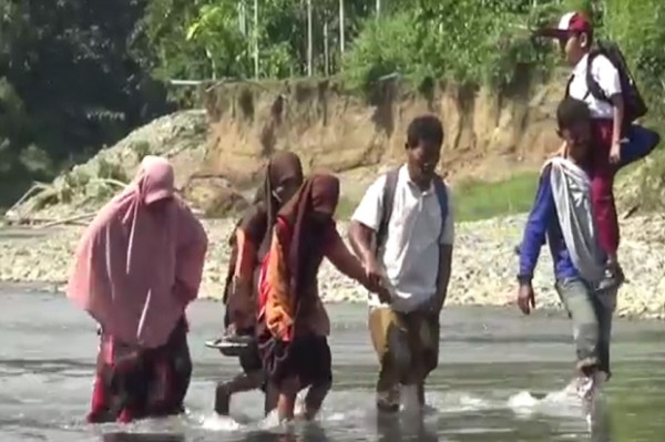 Siswa SD di Aceh Besar Harus Bertaruh Nyawa Lewati Aliran Sungai Habitat Buaya untuk ke Sekolah