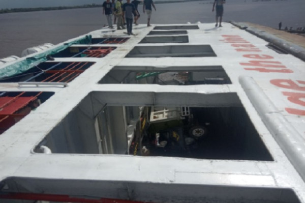 Kapal Ferry Bocor dan Terguling di Dermaga Perigi Piai Sambas