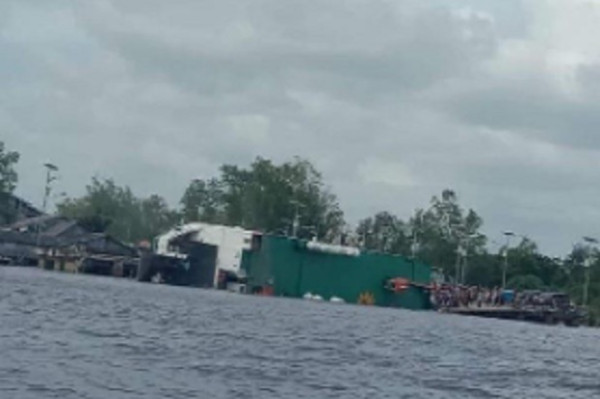 Kapal Ferry Bocor dan Terguling di Dermaga Perigi Piai Sambas