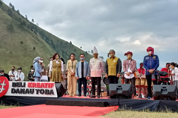Kenakan Pakaian Khas Batak, Sandiaga Uno Semangat Menari Tarian Tor Tor