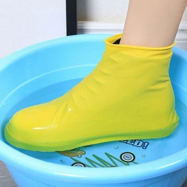Ini Rekomendasi Cover Sepatu Antihujan Pengganti Sendal Jepit