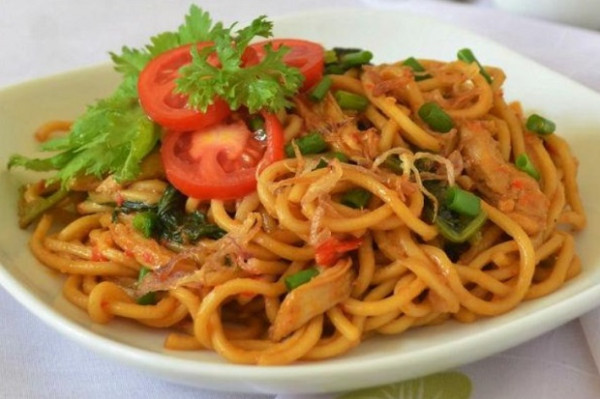 Wamen Angela Tanoesoedibjo Penasaran Cicipi Mi Gomak, Makanan Khas Toba
