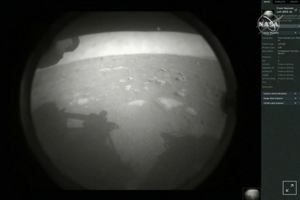 NASA Rilis Foto Berwarna Pertama Permukaan Mars yang Dikirim Perseverance