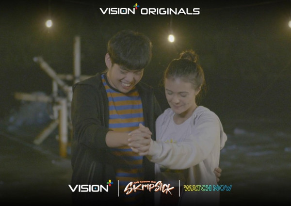 Vision+ Originals Berjudul Skripsick Episode 7 & 8: Perjuangan Chara & Bunga ucharantuk Nyalakan Desa Penyanyi