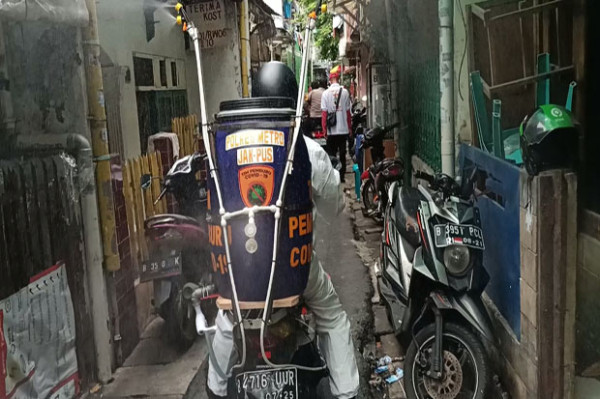 Naik Motor, Bripka Afit 'Tembaki' Rumah Warga di Gang Sempit