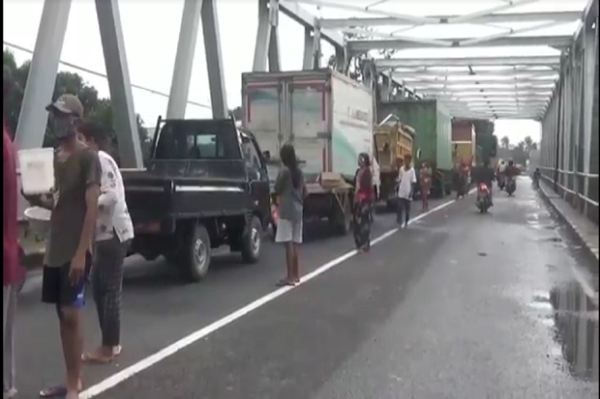 Jadi Korban Banjir, Puluhan Pengungsi Nekat Mengemis di Tengah Jalur Pantura