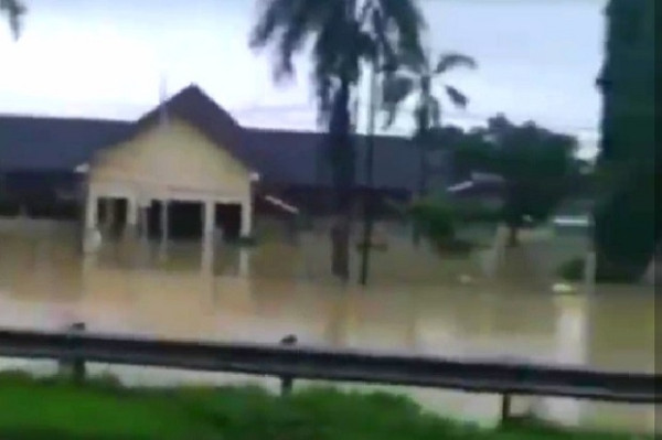 Pagi Ini Banjir di Karawang Makin Meluas, 8.539 Rumah Terendam Ribuan Orang Mengungsi