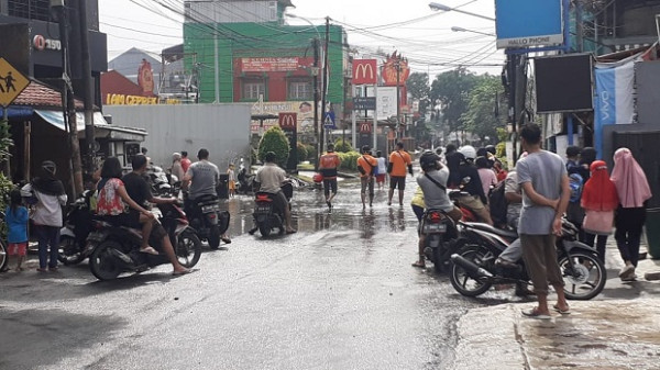 Terendam Banjir, Akses Jalan Penghubung Bekasi-Jakarta Masih Terputus