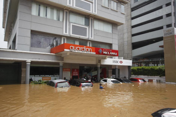 Cermati, Menghitung Biaya Perbaikan Mobil yang Terendam Banjir